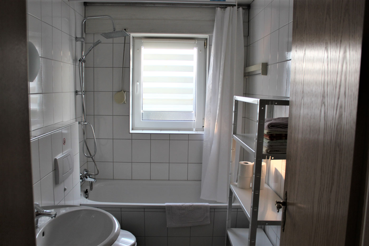 Bad mit Badewanne und Duschfunktion