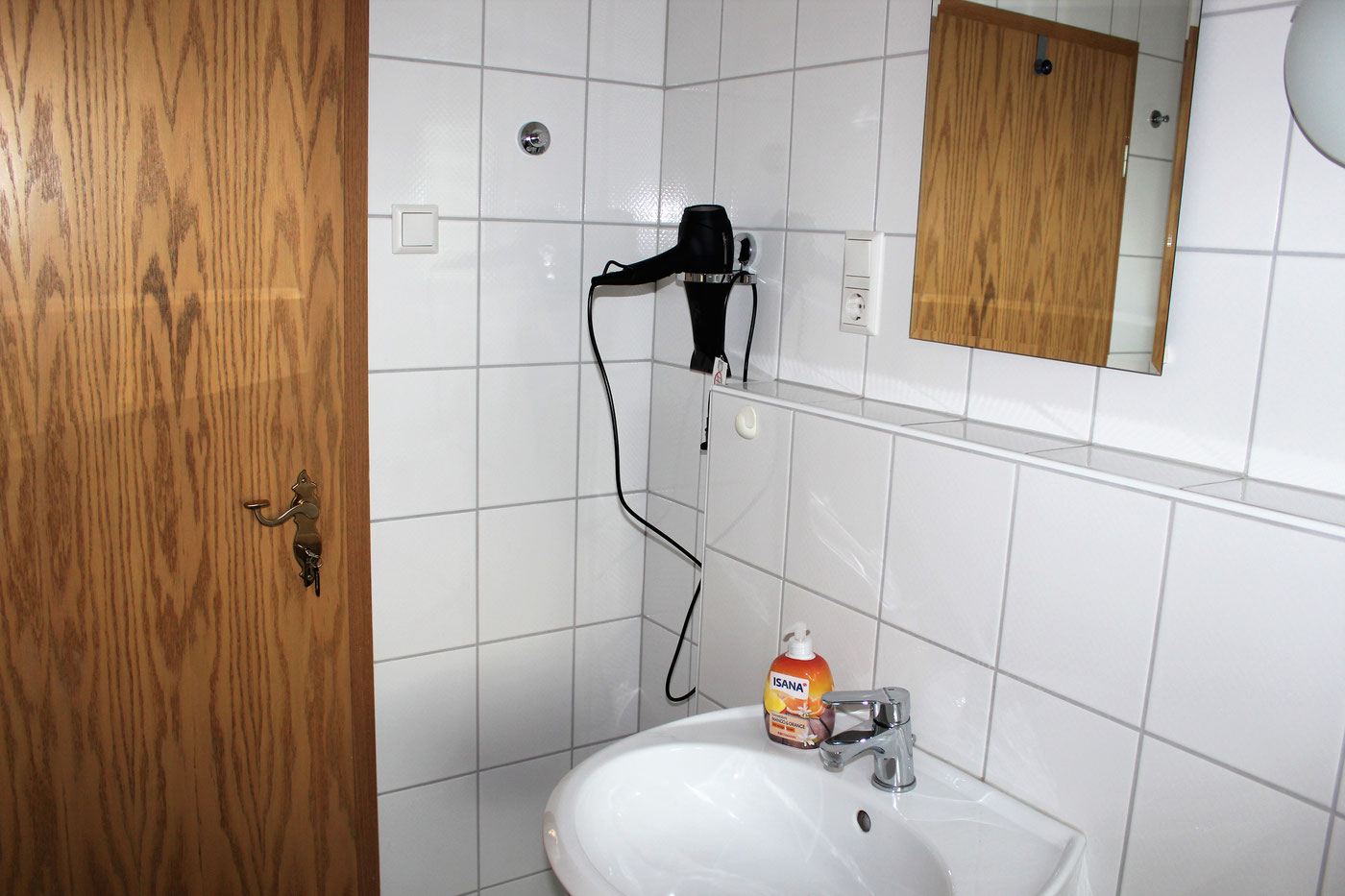 Waschbecken und Spiegel