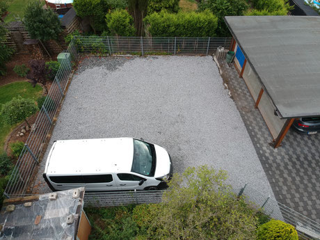 Parkplatz auf dem Grundstück