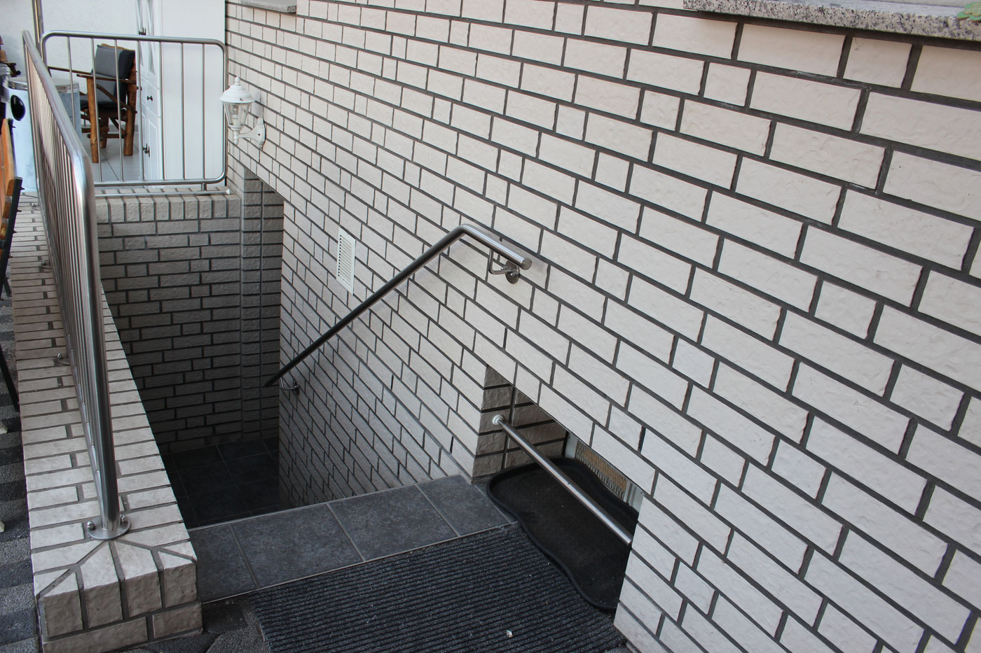 Weg über die Terrasse zum Bad